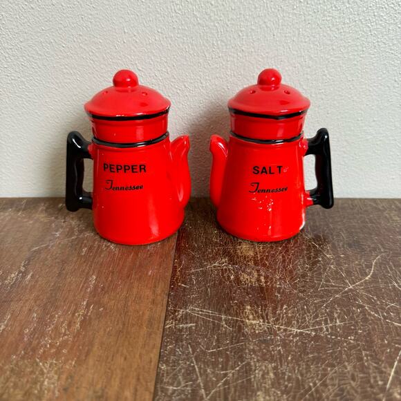 Tennessee Souvenir Red Black Coffee Pot Percolator Salt and Pepper Shakers - Picture 1 of 7